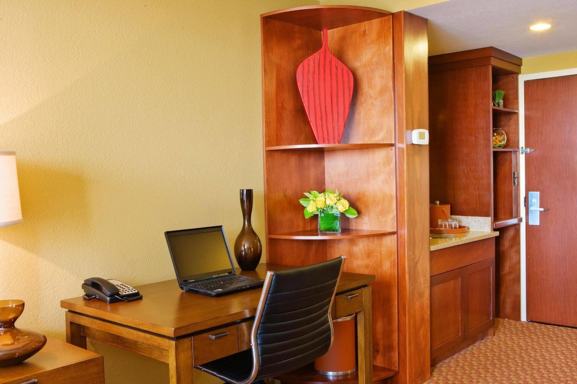 מלון Courtyard By Marriott Boston Logan Airport מראה חיצוני תמונה
